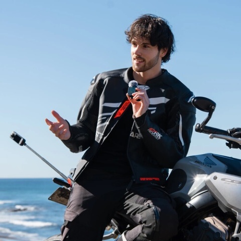 Pilot GPS z wbudowanym mikrofonem