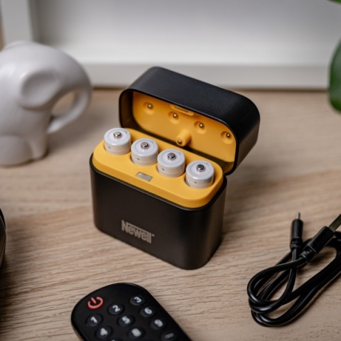 Ładowarka 4-kanałowa do akumulatorów Li-ion + 4 akumulatory Li-ion AA 1,5 V 2200 mAh - Newell