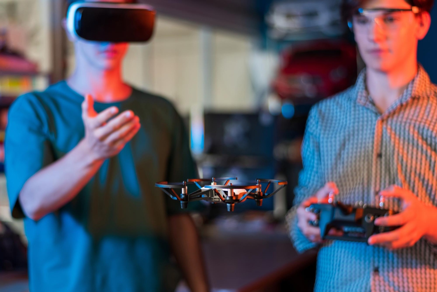 Czym różni się dron FPV od zwykłego drona?
