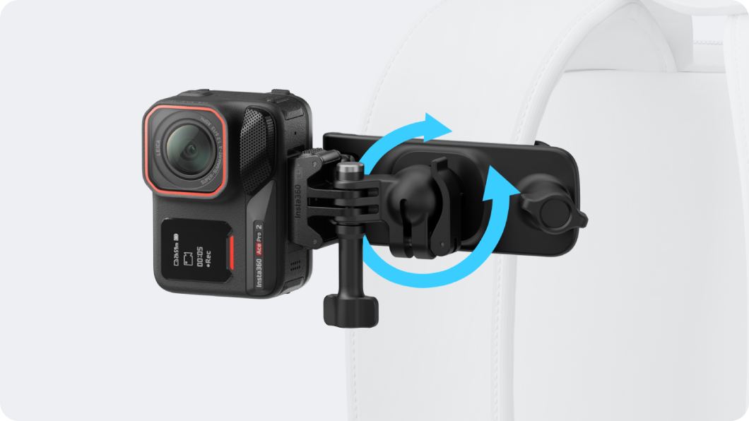 Insta360 Backpack Clip zamocowany na szelce plecaka z kamerą Insta360 Ace Pro 2