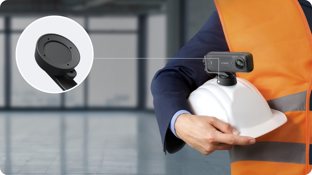 Insta360 Hard Hat Camera Mount Base zamocowany na kasku z kamerą Insta360 X4